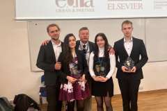  Zwycięzca głównej nagrody w klasyfikacji indywidualnej studentów anglojęzycznych: student PUM Adam Szafirowski (ze statuetką) wraz z koleżankami i ko