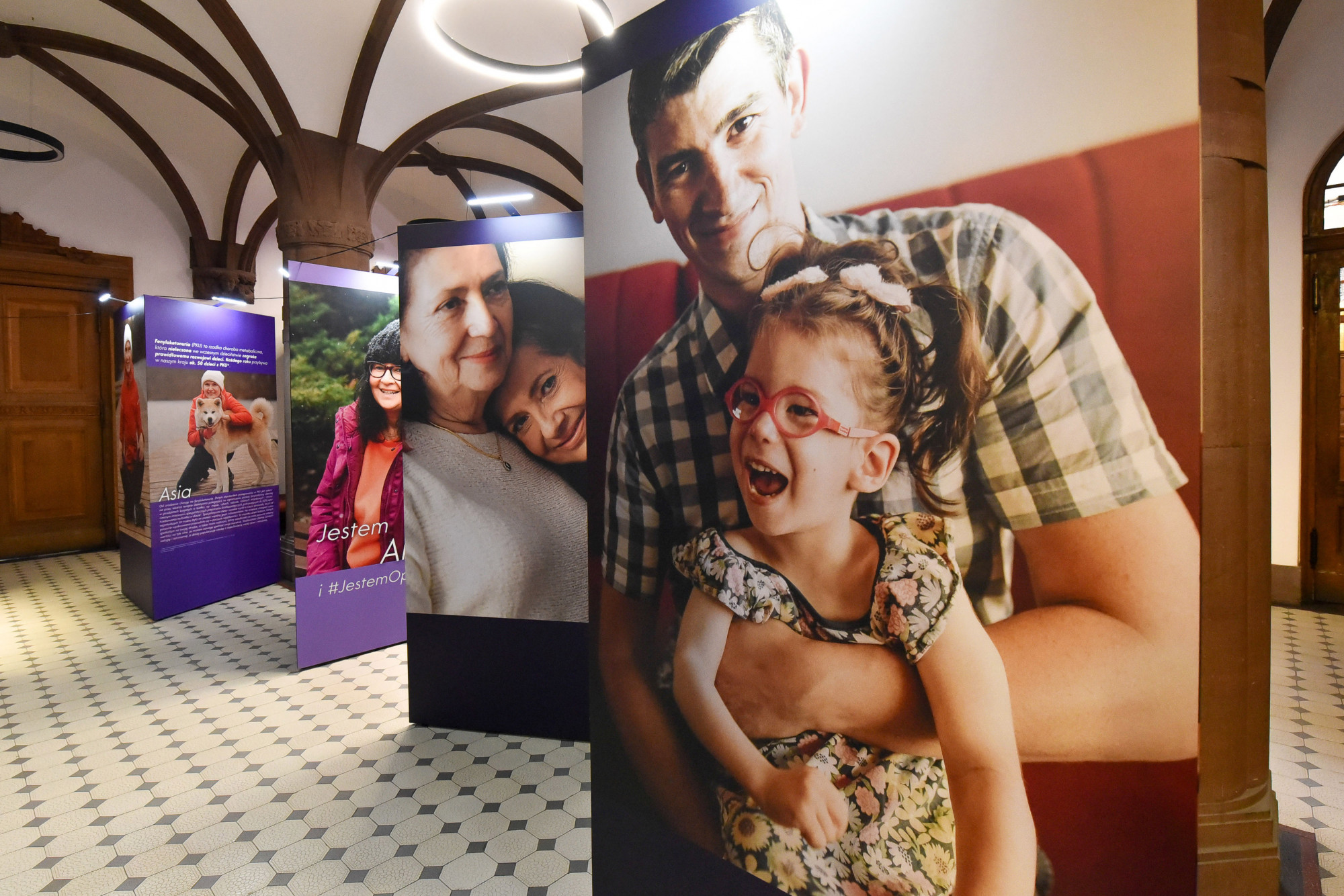 Pomorski Uniwersytet Medyczny w Szczecinie kolejnym przystankiem wystawy „Oblicza wsparcia w chorobie” 