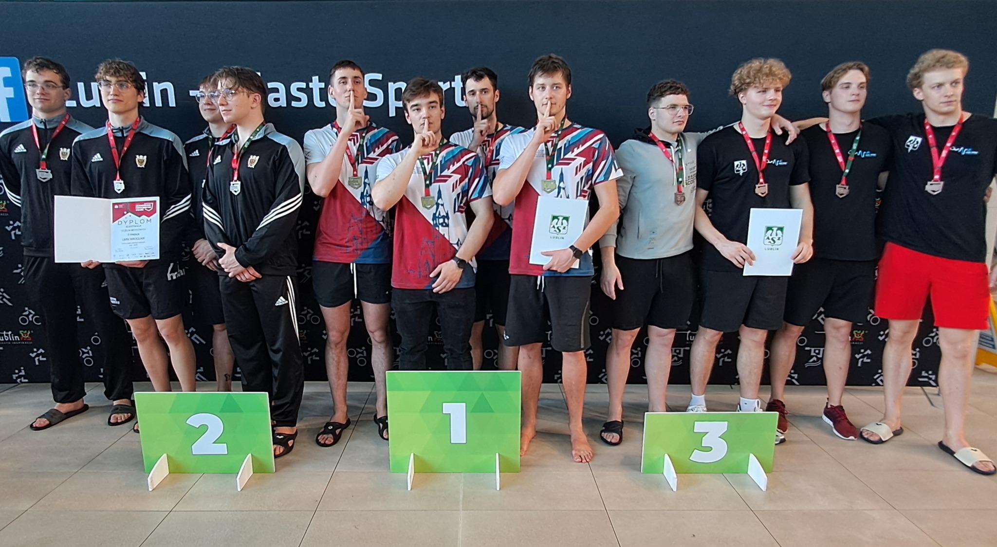 Najwyższe miejsca na podium dla pływaków i pływaczek z PUM!