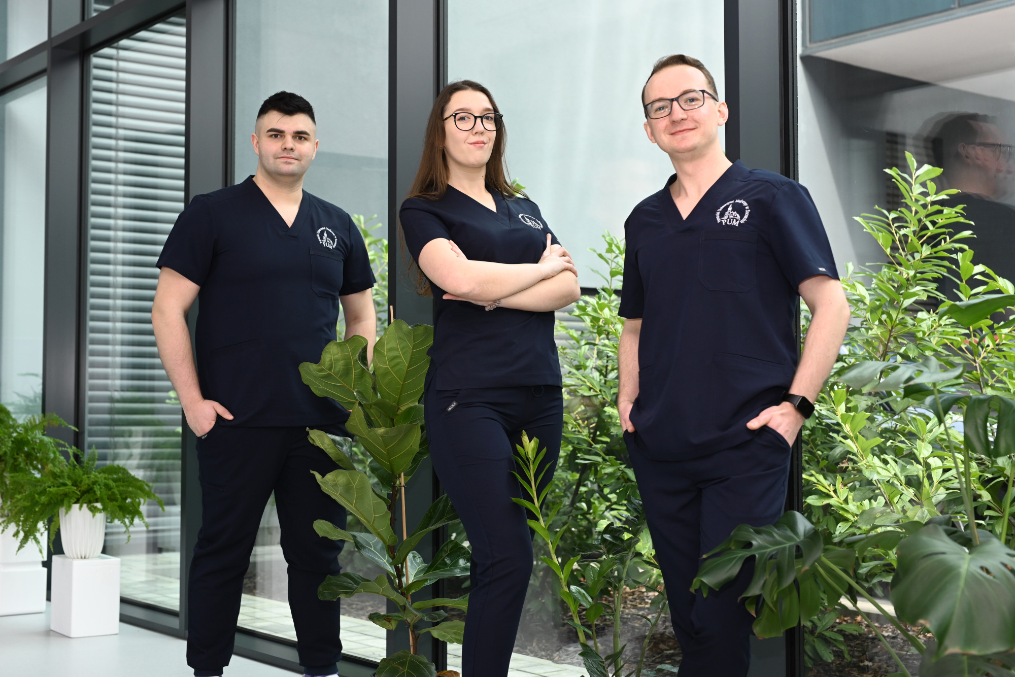 Odzież medyczna z logo Pomorskiego Uniwersytetu Medycznego w Szczecinie – rozpoczęcie sprzedaży