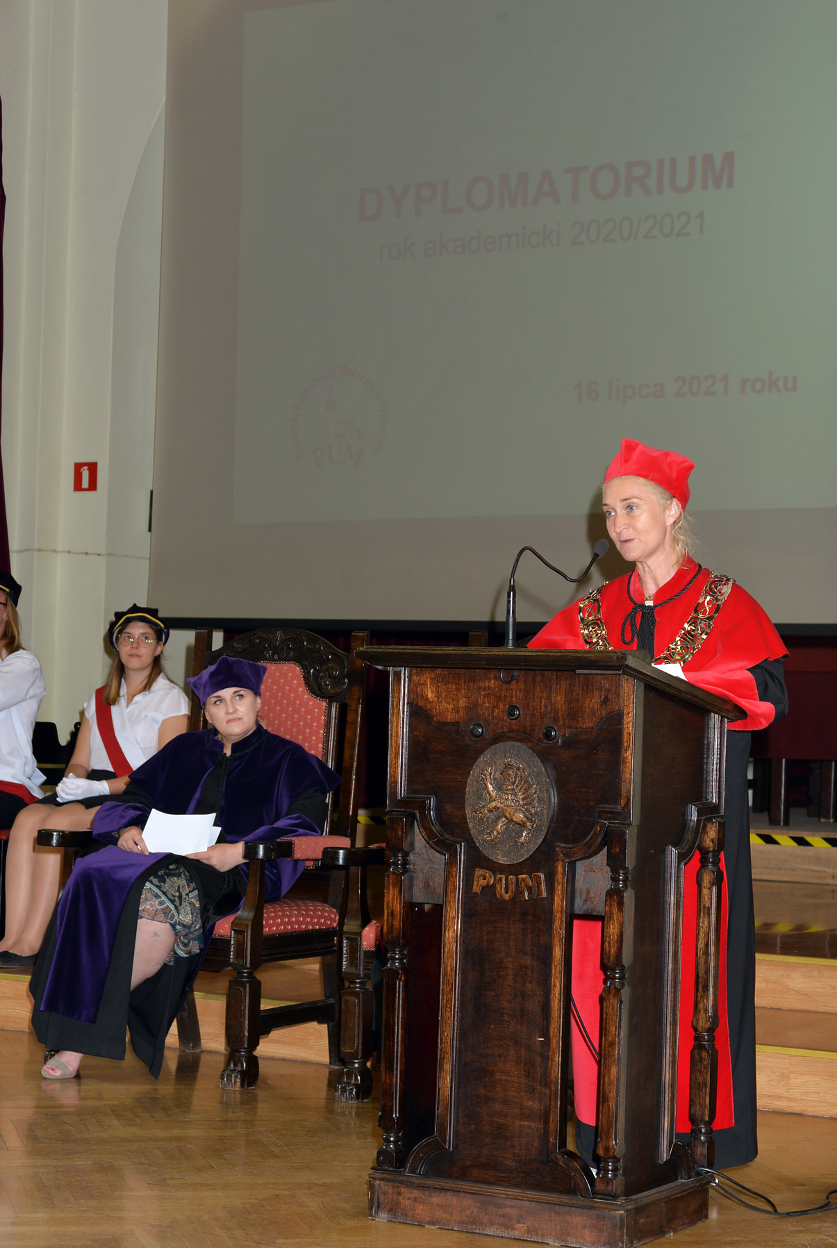 Absolwentki Położnictwa w czepkach, gotowe do pracy