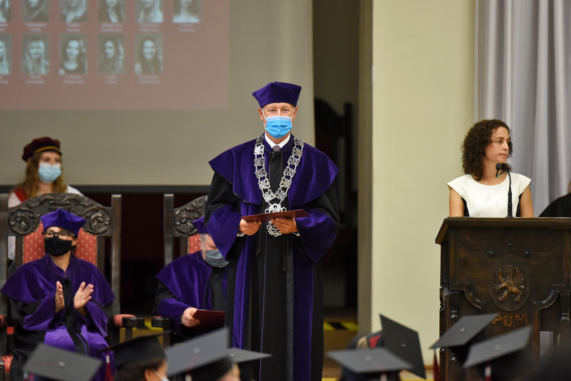 Czapki z głów absolwentów kierunku lekarsko-dentystycznego