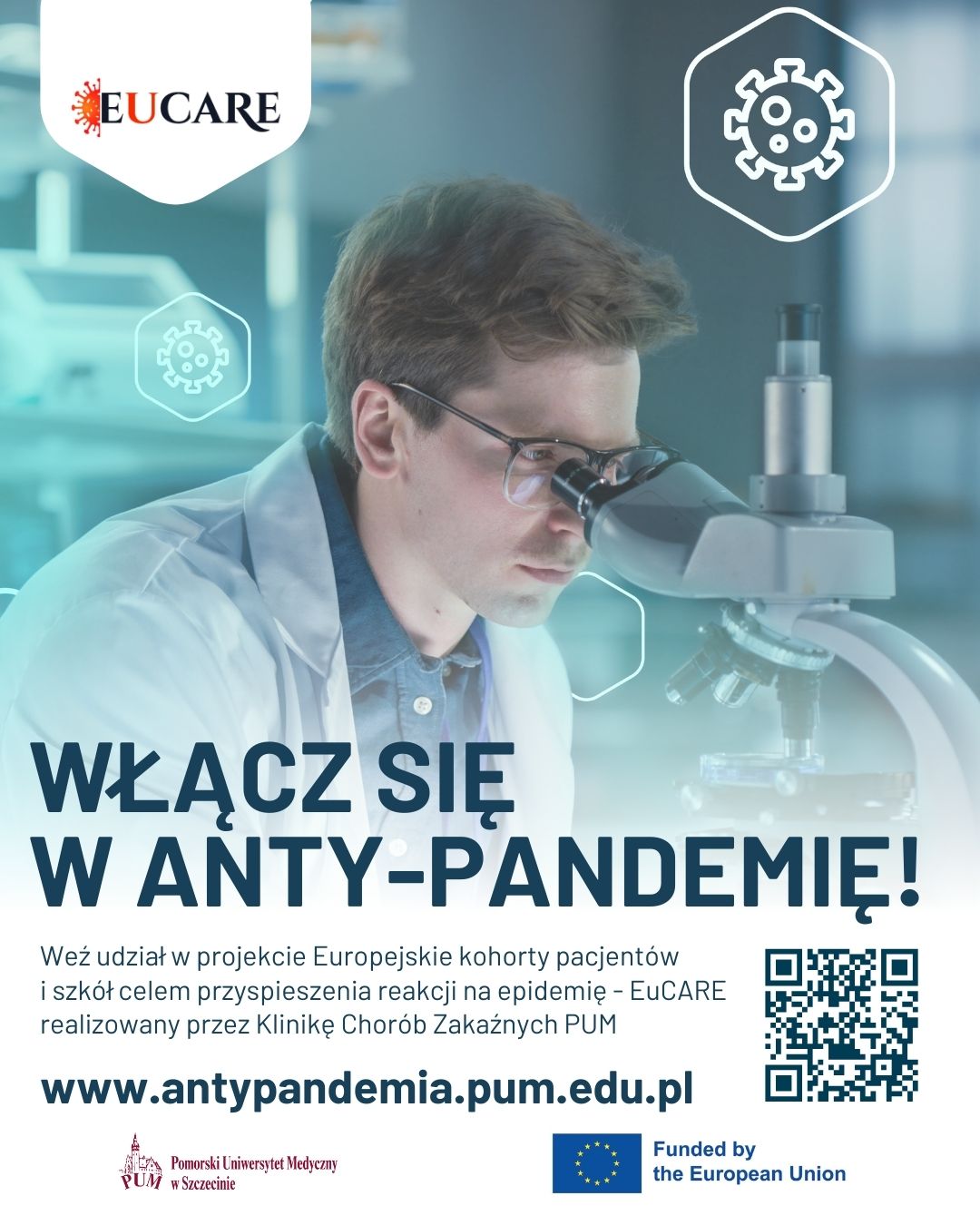 siedzący mężczyzna w uniformie lekarskim pochyla się do mikroskopu. W lewym górnym rogu logo Eucare, w dolnej częsci kod QR oraz logo PUM oraz UE