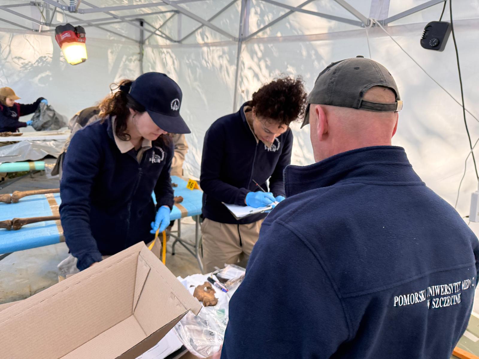 Pogrzeb ofiar ludobójstwa w Puźnikach – PUM brał udział w pracach ekshumacyjnych