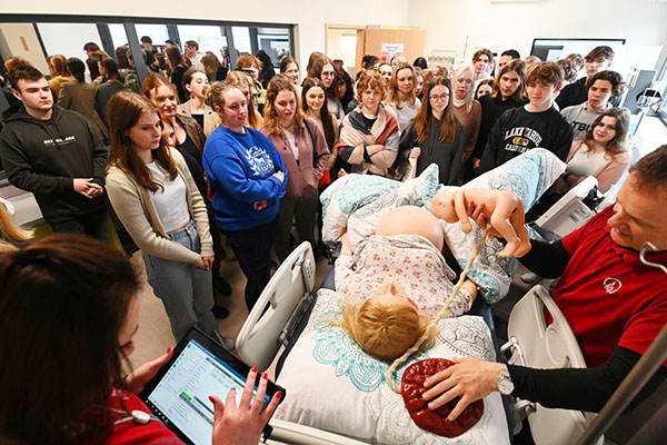 Licealiści odbierają poród