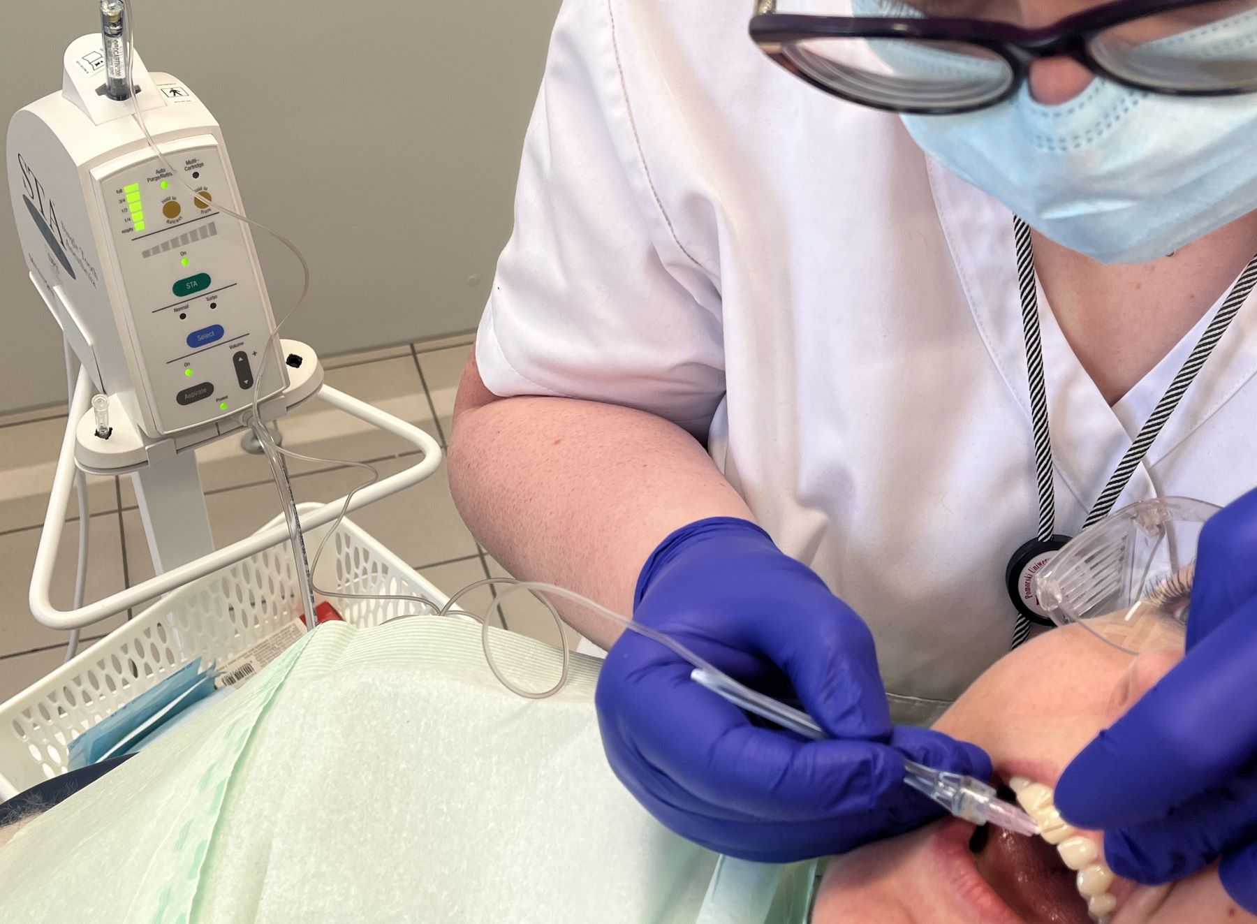 Studenci stomatologii PUM w Szczecinie znieczulają komputerowo