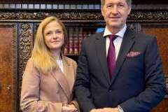 Dwie osoby kobieta i mężczyzna pozują na tle biblioteczki