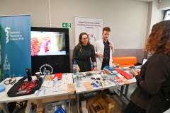 Licealiści odbierają poród