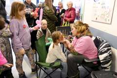 Animatorka maluje twarz dziecku podczas wydarzenia