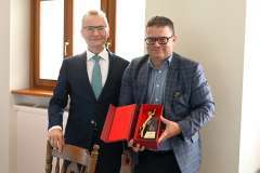 Uwieńczeniem uroczystości było wręczenie statuetki Profesorowi Bogusławowi Machalińskiemu przez rektora-elekta.