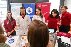 Licealiści odbierają poród