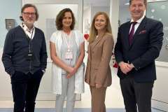 dwie kobiety i dwóch mężczyzn stoją w holu szpitalnym