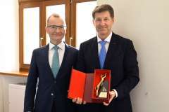 Uwieńczeniem uroczystości było wręczenie statuetki Profesorowi Bogusławowi Machalińskiemu przez rektora-elekta.