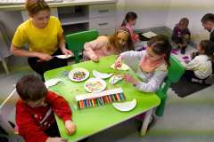 Dzieci rysują przy stoliku podczas wydarzenia