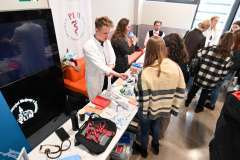 Licealiści odbierają poród