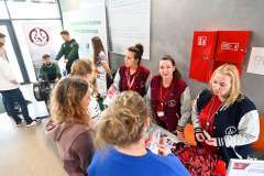 Licealiści odbierają poród