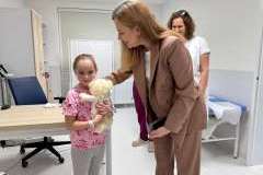Dwie kobiety i dziewczynka rozmawiają w sali szpitalnej