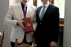 Uwieńczeniem uroczystości było wręczenie statuetki Profesorowi Bogusławowi Machalińskiemu przez rektora-elekta.