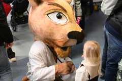 Maskotka pumy wita dziecko podczas wydarzenia.