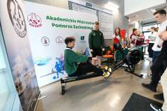 Licealiści odbierają poród