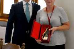 Uwieńczeniem uroczystości było wręczenie statuetki Profesorowi Bogusławowi Machalińskiemu przez rektora-elekta.