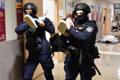 funkcjonariusze policji niosący mężczyznę na rękach