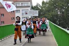 na czele idą kobiety w tradycyjnych strojach ludowych z Pomorza Zachodniego, niosąc tablicę z napisem „Zespół Pieśni i Tańca Pomorza Zachodniego PUM”.
