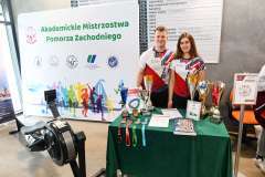 Licealiści odbierają poród