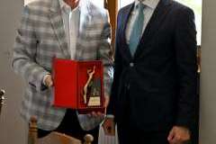 Uwieńczeniem uroczystości było wręczenie statuetki Profesorowi Bogusławowi Machalińskiemu przez rektora-elekta.