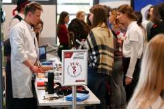 Licealiści odbierają poród