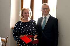 Uwieńczeniem uroczystości było wręczenie statuetki Profesorowi Bogusławowi Machalińskiemu przez rektora-elekta.