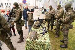 Żołnierze prezentują wyposażenie wojskowe dzieciom podczas wydarzenia