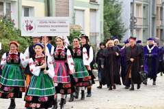 na czele idą kobiety w tradycyjnych strojach ludowych z Pomorza Zachodniego, niosąc tablicę z napisem „Zespół Pieśni i Tańca Pomorza Zachodniego PUM”.