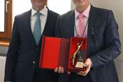 Uwieńczeniem uroczystości było wręczenie statuetki Profesorowi Bogusławowi Machalińskiemu przez rektora-elekta.