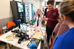 Licealiści odbierają poród