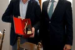 Uwieńczeniem uroczystości było wręczenie statuetki Profesorowi Bogusławowi Machalińskiemu przez rektora-elekta.