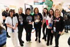 Grupa wolontariuszy WOŚP stojąca w holu szpitala