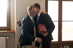 Uwieńczeniem uroczystości było wręczenie statuetki Profesorowi Bogusławowi Machalińskiemu przez rektora-elekta.