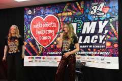 Występ dwóch młodych kobiet na scenie podczas 34. Finału WOŚP