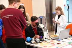 Licealiści odbierają poród