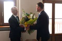 Uwieńczeniem uroczystości było wręczenie statuetki Profesorowi Bogusławowi Machalińskiemu przez rektora-elekta.