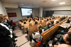 Licealiści odbierają poród