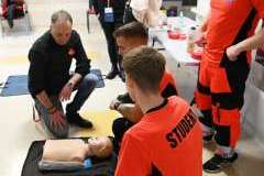 Pokaz pierwszej pomocy – ćwiczenia resuscytacji na fantomie