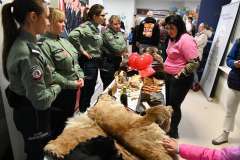 Służba celno skarbowa na stoisku prezentują wyposażenie podczas wydarzenia