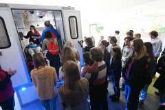 Licealiści odbierają poród