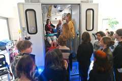 Licealiści odbierają poród