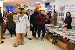 Maskotka pumy w fartuchu lekarskim wśród uczestników wydarzenia