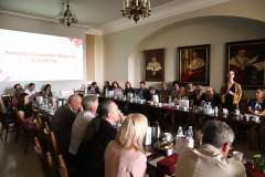 Uwieńczeniem uroczystości było wręczenie statuetki Profesorowi Bogusławowi Machalińskiemu przez rektora-elekta.