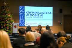 uczestnicy konferencji patrzący na ekran z prezentacją