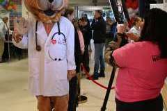 Maskotka w fartuchu lekarskim pozuje do zdjęcia